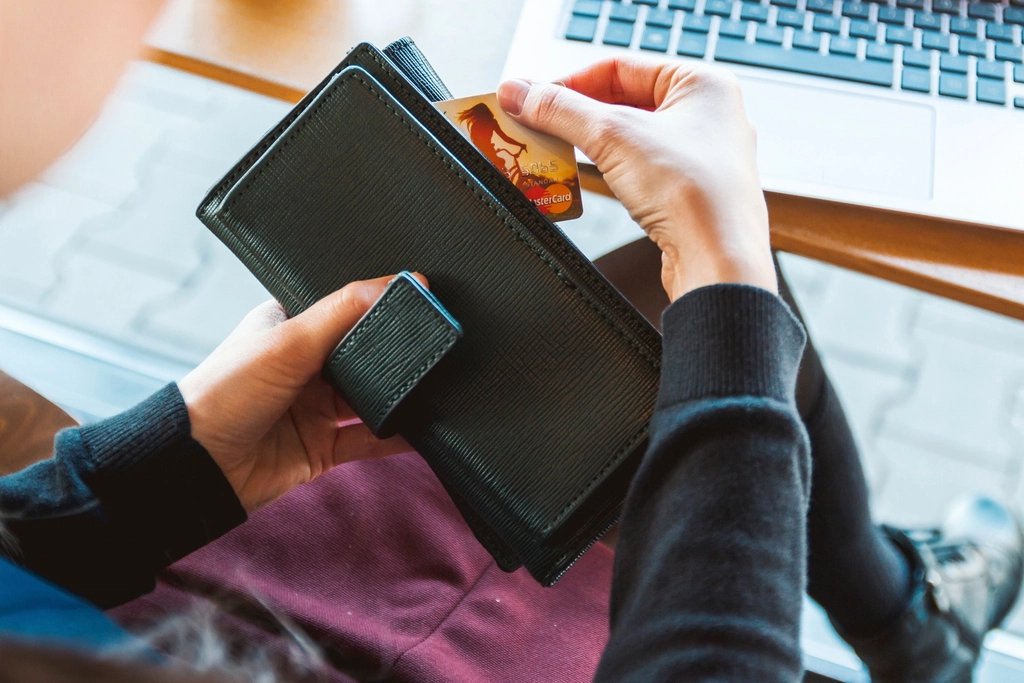 Shopify product page conversion checklist showing mobile layout with visible CTA button, trust badges, and customer reviews