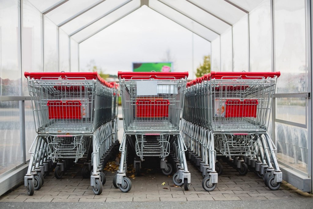 Shopping cart icon with email envelope flying back toward it, representing Shopify abandoned cart email recovery