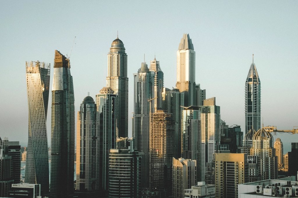 Map pin over a stylized Dubai skyline representing local SEO for Shopify stores in the UAE